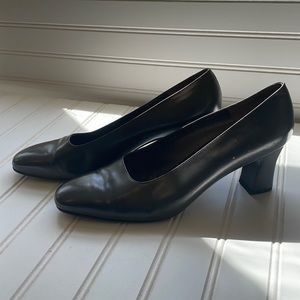 SALVATORE FERRAGAMO Black Leather  Pump size 9.5